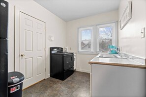 雪櫃、微波爐、焗爐、爐具