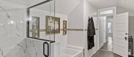 Douche, séchoir à cheveux, serviettes fournies