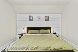 3 bedrooms, iron/ironing board, travel crib, free WiFi - Family Friendly Home for 8 (Fort Wayne)