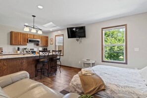 1 bedroom, iron/ironing board, free WiFi, bed sheets - Downtown Studio with Jacuzzi & Game Room (Fort Wayne)