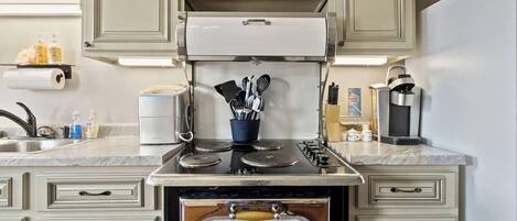 Køleskab, mikrobølgeovn, ovn, kogeplade