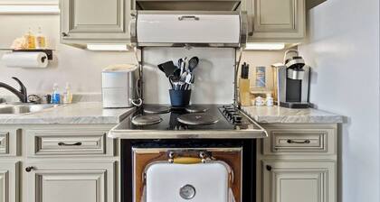 Downtown Apt – Free Parking & Prime Location