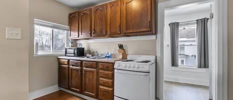 ثلاجة، ميكروويف، فرن، موقد طهي مسطح