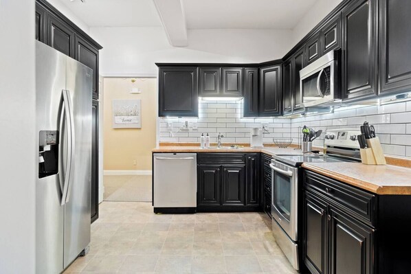 Réfrigérateur, four à micro-ondes, un four, surface de cuisson