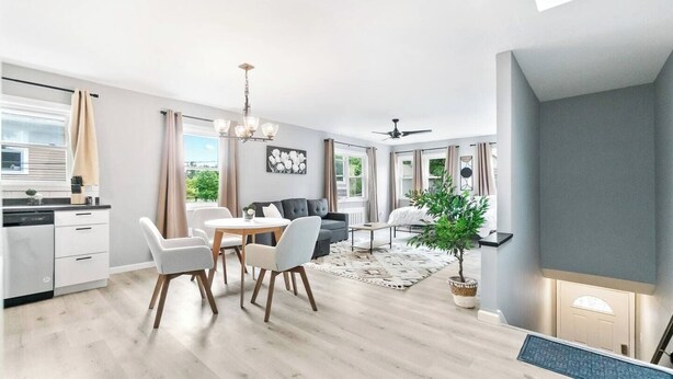 En moderne lejlighed med spiseområde, opholdsstue og soveværelse.