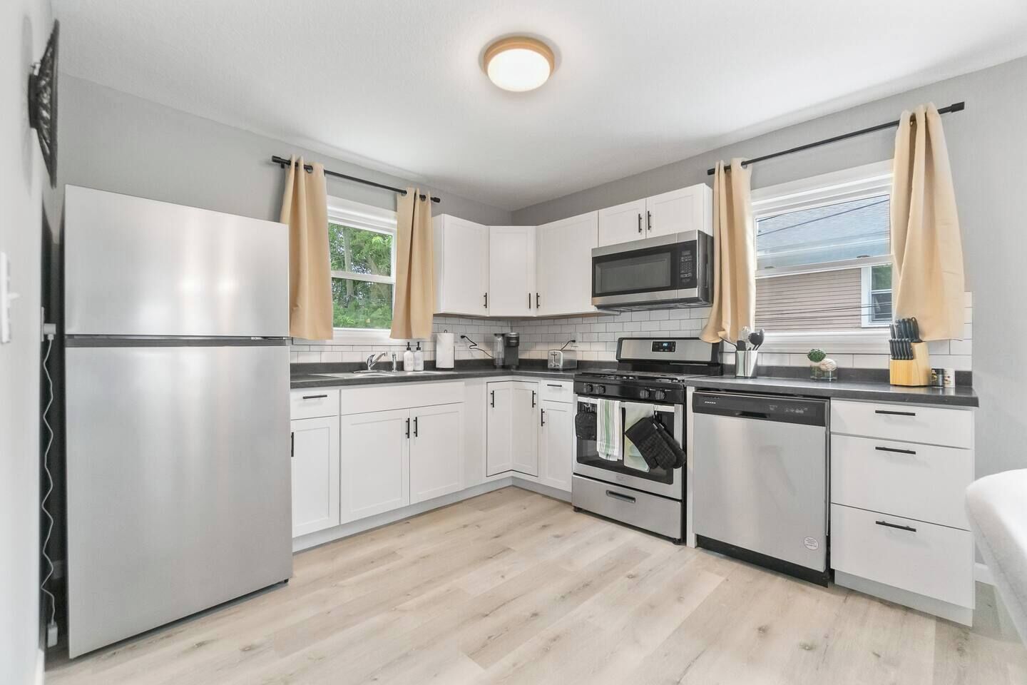 Réfrigérateur, micro-ondes, four, plaque de cuisson