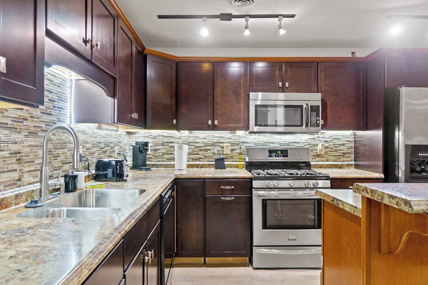 ثلاجة، ميكروويف، فرن، موقد طهي مسطح