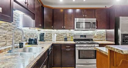 Historic Mansion Apt 4 | Ping-Pong & Free Parking