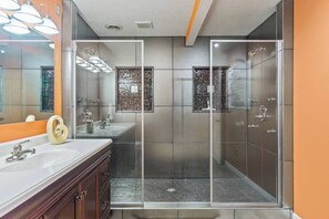 Dusche, Haartrockner, Handtücher