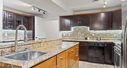 Historic Mansion Apt 4 | Ping-Pong & Free Parking