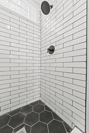 Shower, hair dryer, towels - Fort Wayne Apartment | King Bed, Parking Included (Fort Wayne)