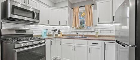 ثلاجة، ميكروويف، فرن، موقد طهي مسطح