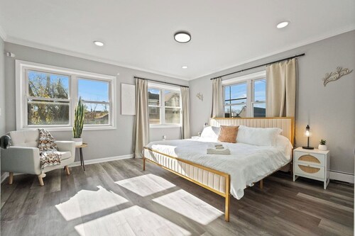 Fort Wayne Apartment | King Bed, Parking Included