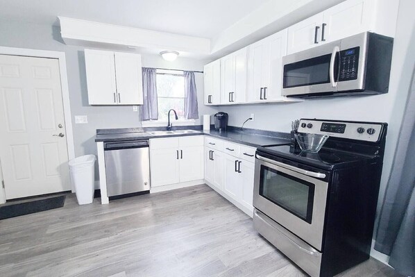 Réfrigérateur, four à micro-ondes, un four, surface de cuisson