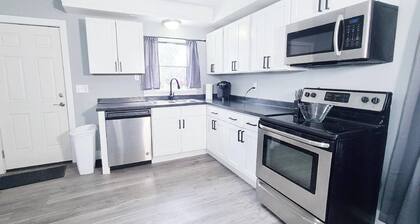 Pet Friendly 2 Bd Apt w/backyard near Downtown