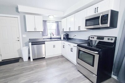 Pet Friendly 2 Bd Apt w/backyard near Downtown