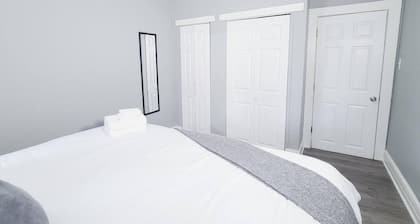 Pet Friendly 2 Bd Apt w/backyard near Downtown