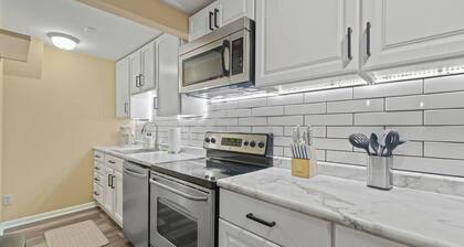 Historic Mansion Apt 3 in Downtown - Free Parking!