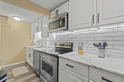 Downtown Apartment 3 in Historic Mansion | Free Parking