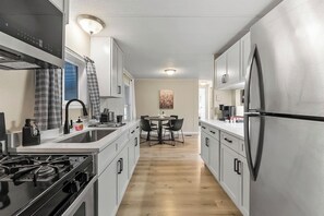 Frigorífico, microondas, horno y placa de cocina