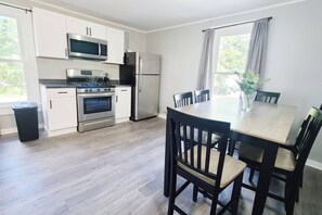 ثلاجة، ميكروويف، فرن، موقد طهي مسطح