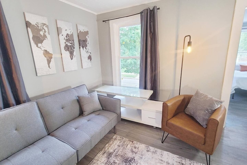 Downtown-adjacent 2br Apartment | Pet Friendly Stay - Fort Wayne, IN