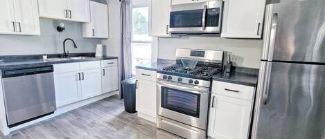 ثلاجة، ميكروويف، فرن، موقد طهي مسطح