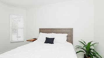 3 habitaciones, escritorio, tabla de planchar con plancha y wifi gratis