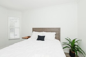 3 bedrooms, desk, iron/ironing board, free WiFi