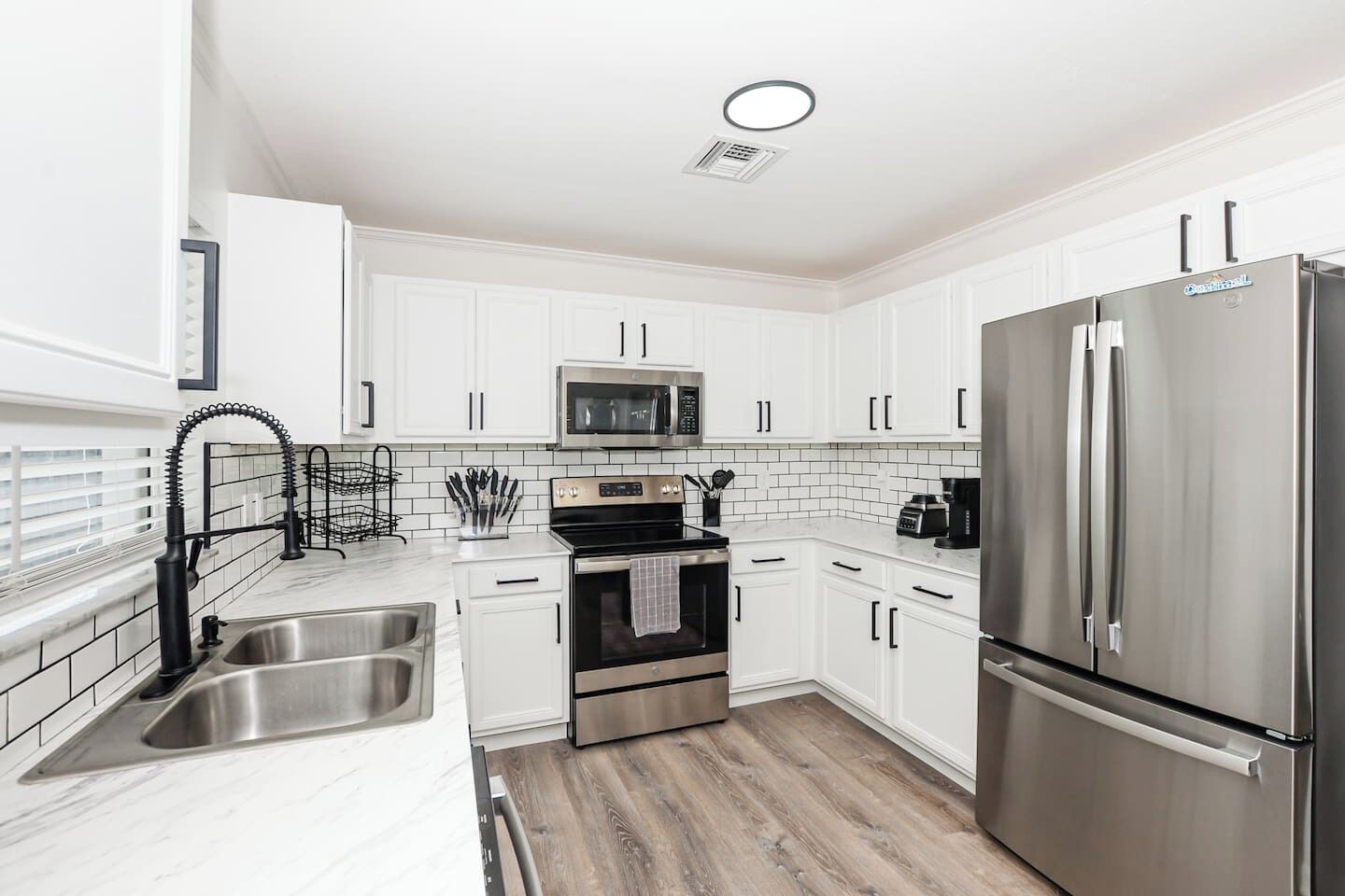 冷蔵庫、電子レンジ、オーブン、コンロ