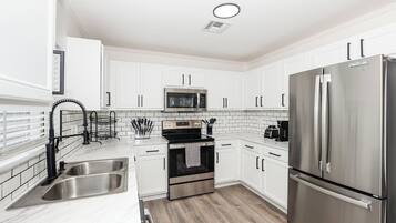 Kjøleskap, mikrobølgeovn, ovn og kokeplater