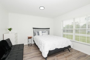 3 bedrooms, desk, iron/ironing board, free WiFi