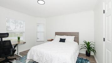 3 bedrooms, desk, iron/ironing board, free WiFi