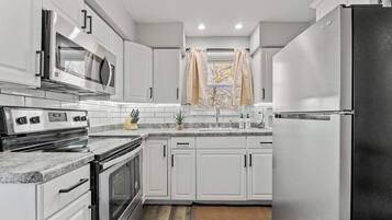 Réfrigérateur, micro-ondes, four, plaque de cuisson