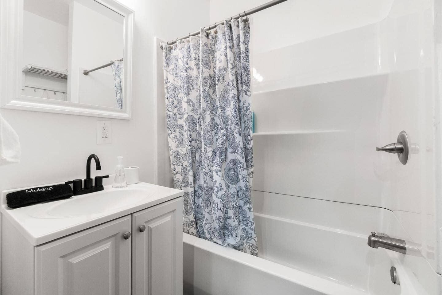 Douche, sèche-cheveux, serviettes fournies