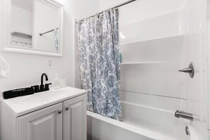 Douche, sèche-cheveux, serviettes fournies