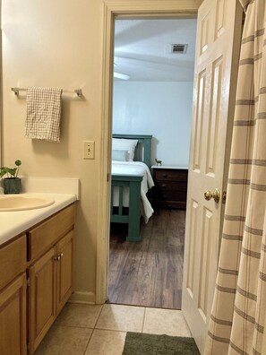 Een haardroger, handdoeken, zeep, shampoo