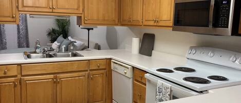 Micro-ondes, four, plaque de cuisson, lave-vaisselle