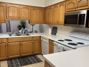 Een microgolfoven, een oven, een kookplaat, een vaatwasser