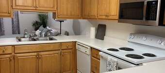 Clean & Bright 3-bedroom/2 full bath Duplex in Auburn
