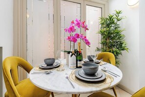 Dining - 2 Bed Modern Apartment Opposite Buckingham Palace (London)