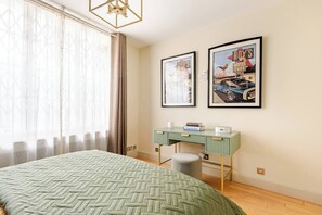 2 bedrooms, iron/ironing board, travel cot, free WiFi - 2 Bed Modern Apartment Opposite Buckingham Palace (London)