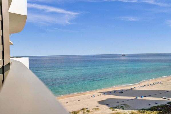 On the beach - Ocean Luxury: 2BR/2.5BA Retreat (Riviera Beach)