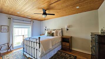 2 chambres, bureau, fer et planche Ă repasser, lit parapluie