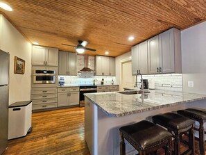 Fridge, microwave, oven, stovetop - Downtown Historic New Bern Apartment Next door to Birthplace of Pepsi (New Bern)