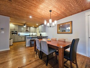 Dining - Downtown Historic New Bern Apartment Next door to Birthplace of Pepsi (New Bern)