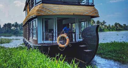 Grand villa houseboat