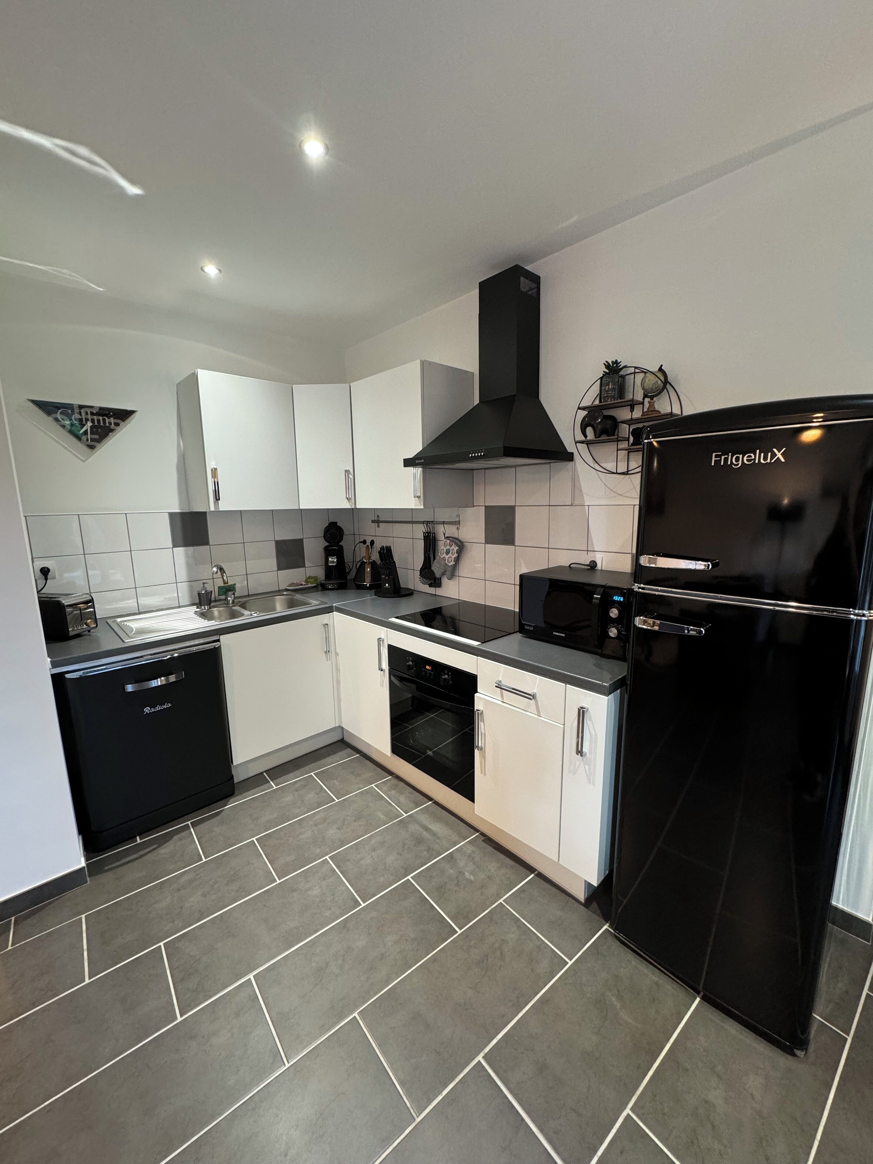 Réfrigérateur, micro-ondes, four, plaque de cuisson