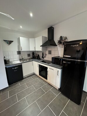 Réfrigérateur, micro-ondes, four, plaque de cuisson