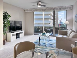 TV - Ocean View Luxury Condo in Waikiki, /w Parking! (Honolulu)